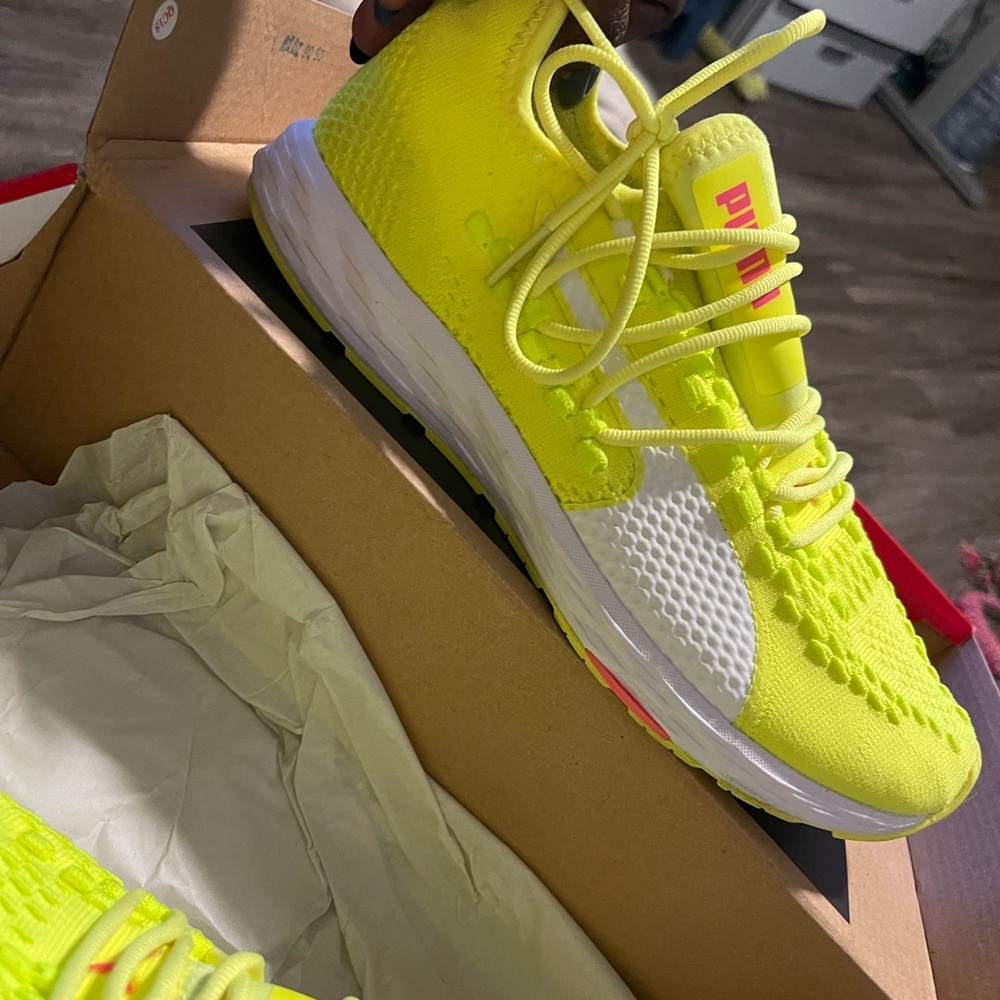 Like New Puma Speed 300 racer Neon yellow .. pink and white 8.5 in woman’s - Picture 6 of 11
